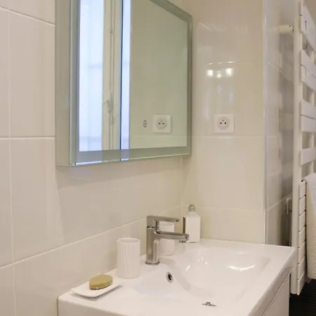 Spacious Haussmannian In 17th Paris