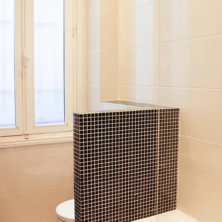 Spacious Haussmannian In 17th * Paris