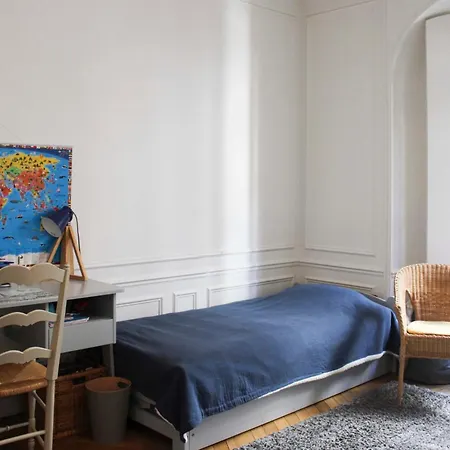 Spacious Haussmannian In 17th Apartment