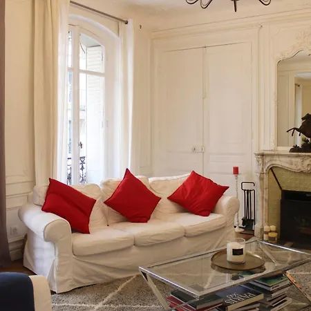 Spacious Haussmannian In 17th Paris