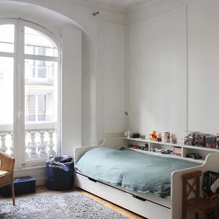 Apartment Spacious Haussmannian In 17th *
