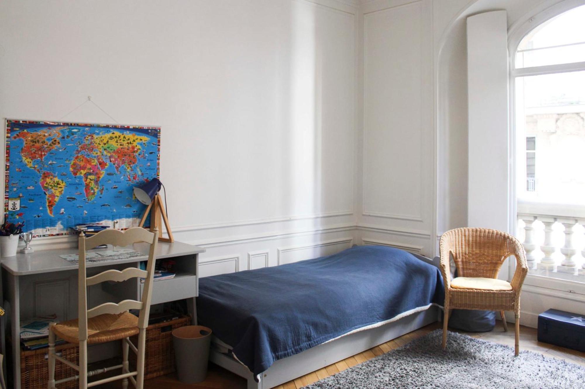 Spacious Haussmannian In 17th Apartment